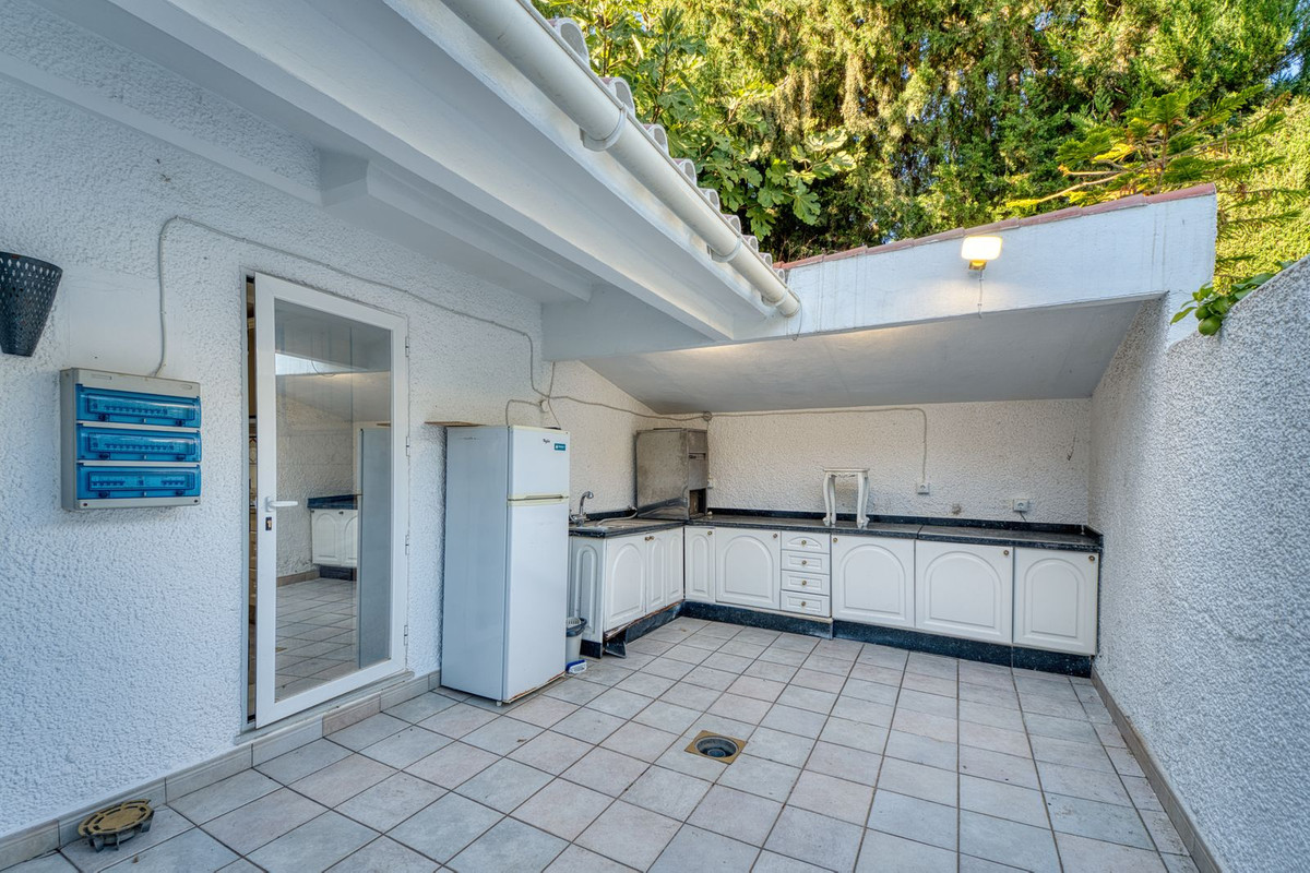 4 Bed Townhouse for sale in Nueva Andalucía Costa Del Sol, Málaga, Spain