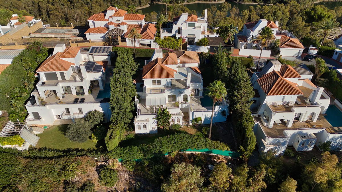 4 Bed Townhouse for sale in Nueva Andalucía Costa Del Sol, Málaga, Spain
