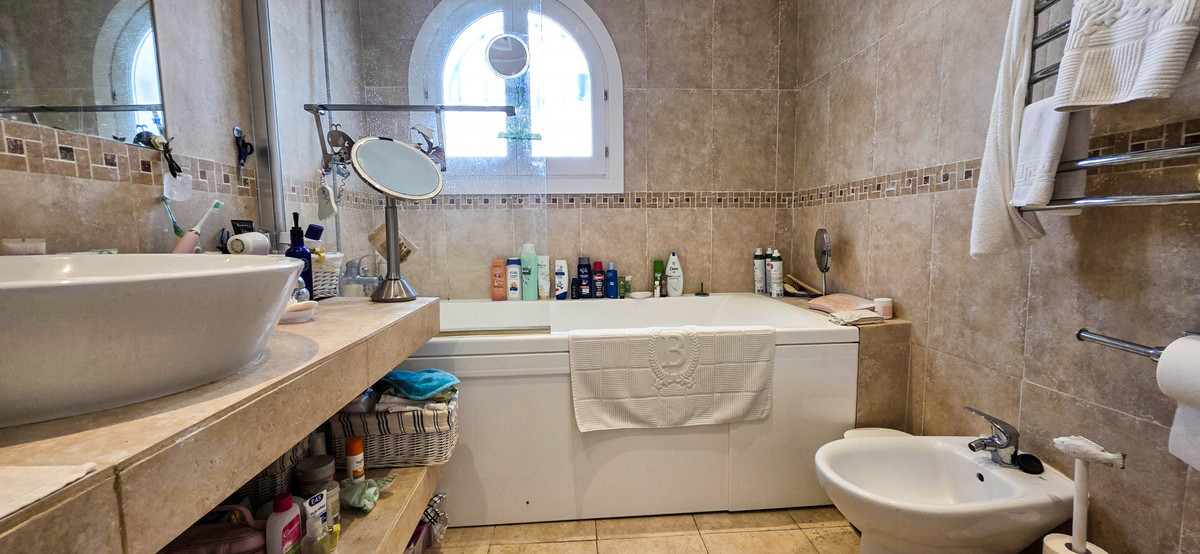 5 Bed Townhouse for sale in La Duquesa Costa Del Sol, Málaga, Spain