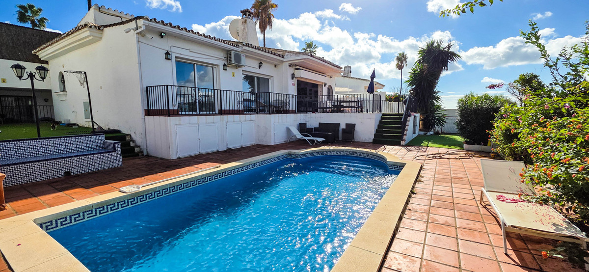 5 Bed Townhouse for sale in La Duquesa Costa Del Sol, Málaga, Spain