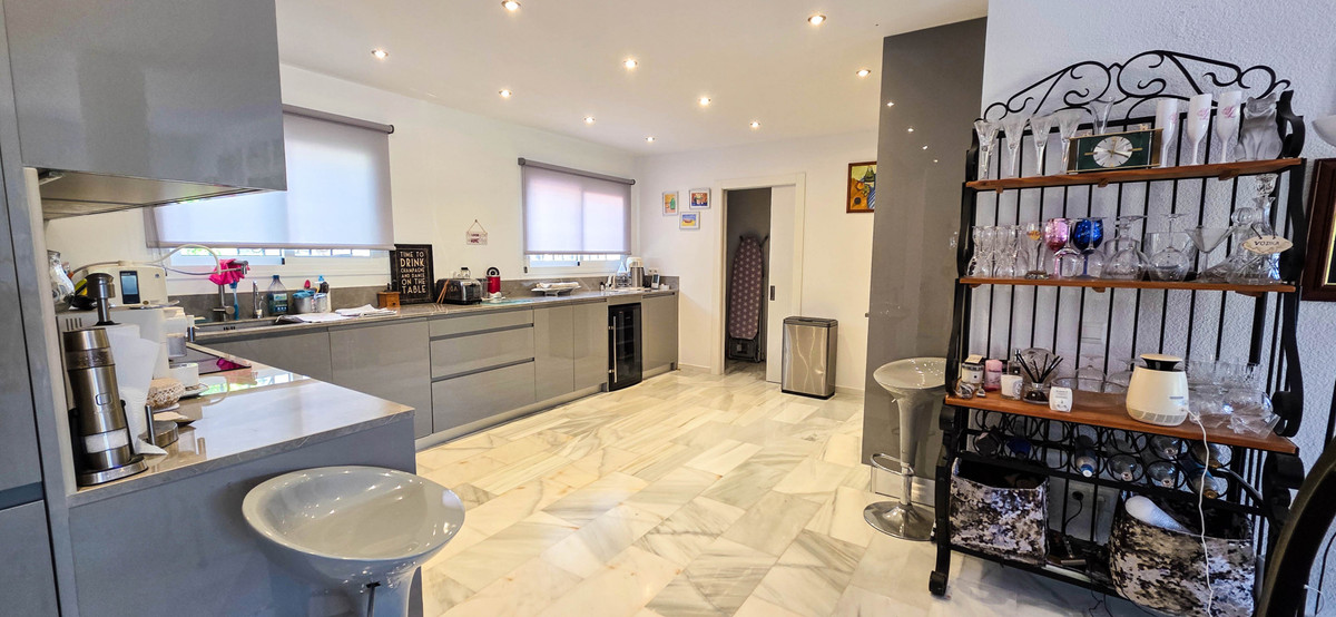 5 Bed Townhouse for sale in La Duquesa Costa Del Sol, Málaga, Spain