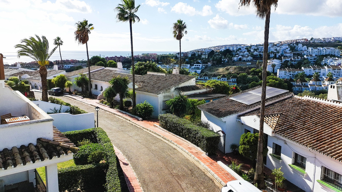 5 Bed Townhouse for sale in La Duquesa Costa Del Sol, Málaga, Spain