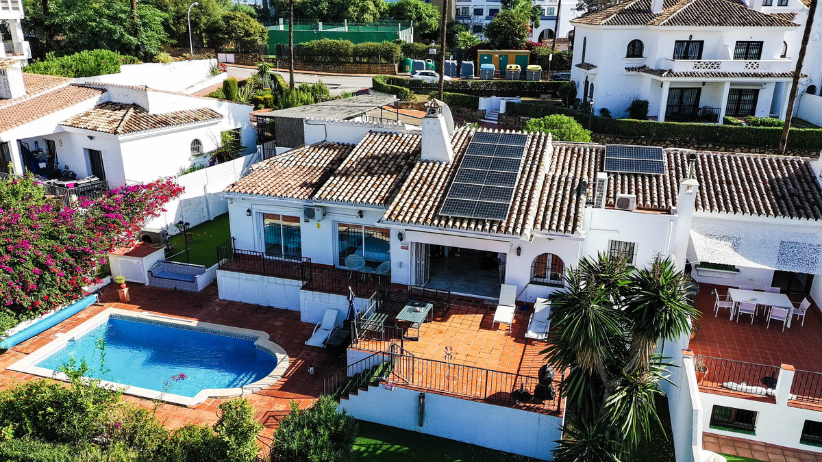 5 Bed Townhouse for sale in La Duquesa Costa Del Sol, Málaga, Spain