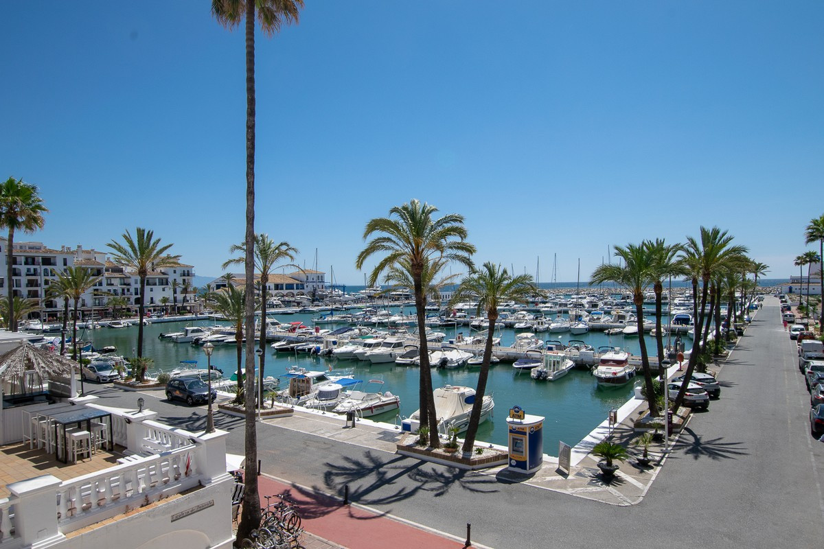 5 Bed Townhouse for sale in La Duquesa Costa Del Sol, Málaga, Spain