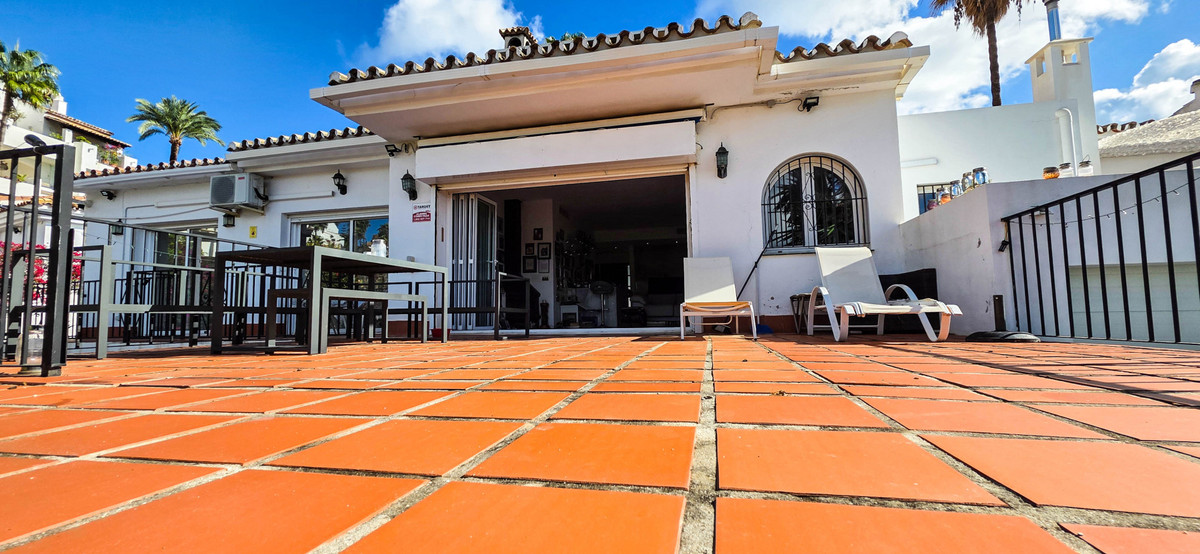 5 Bed Townhouse for sale in La Duquesa Costa Del Sol, Málaga, Spain