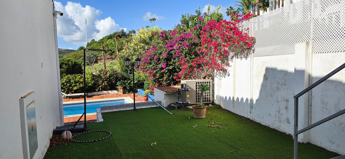 5 Bed Townhouse for sale in La Duquesa Costa Del Sol, Málaga, Spain