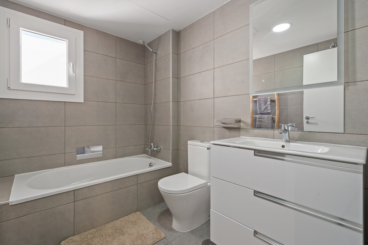 4 Bed Apartment for sale in Estepona Costa Del Sol, Málaga, Spain