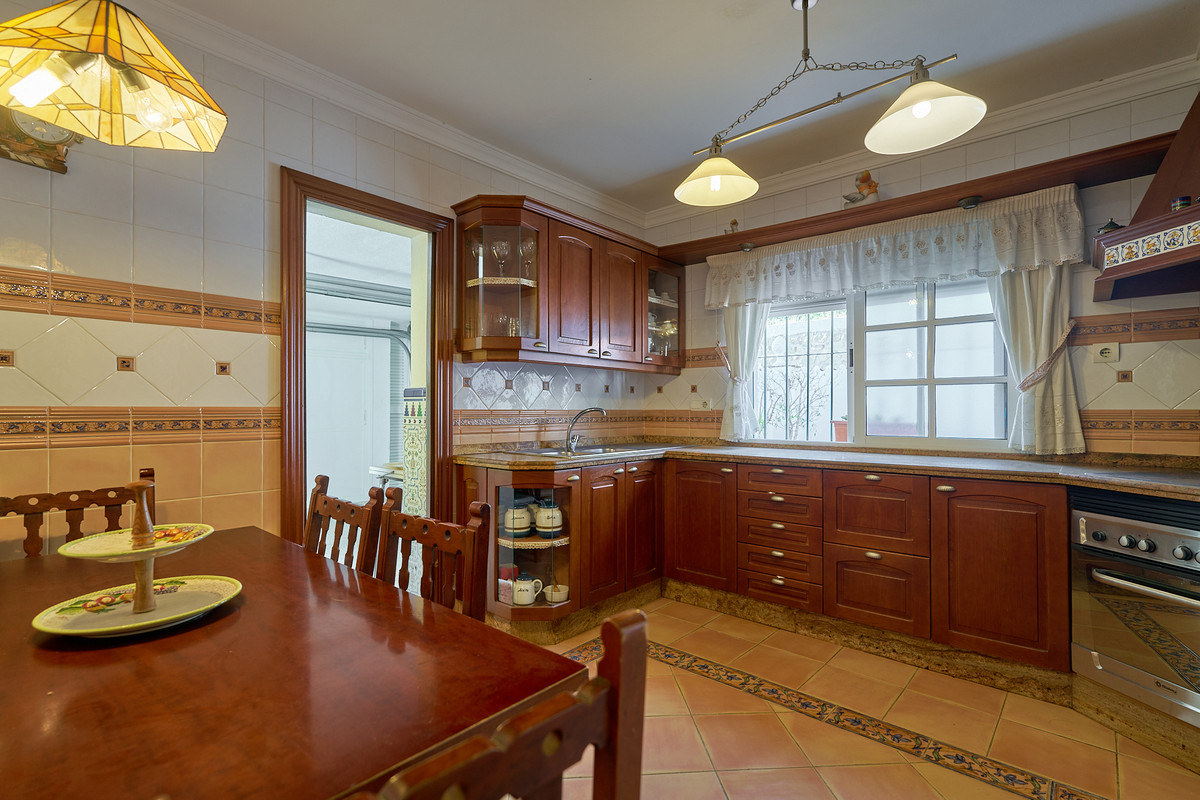 5 Bed Townhouse for sale in Benalmadena Costa Del Sol, Málaga, Spain