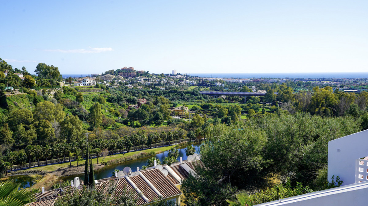 2 Bed Apartment for sale in La Quinta Costa Del Sol, Málaga, Spain