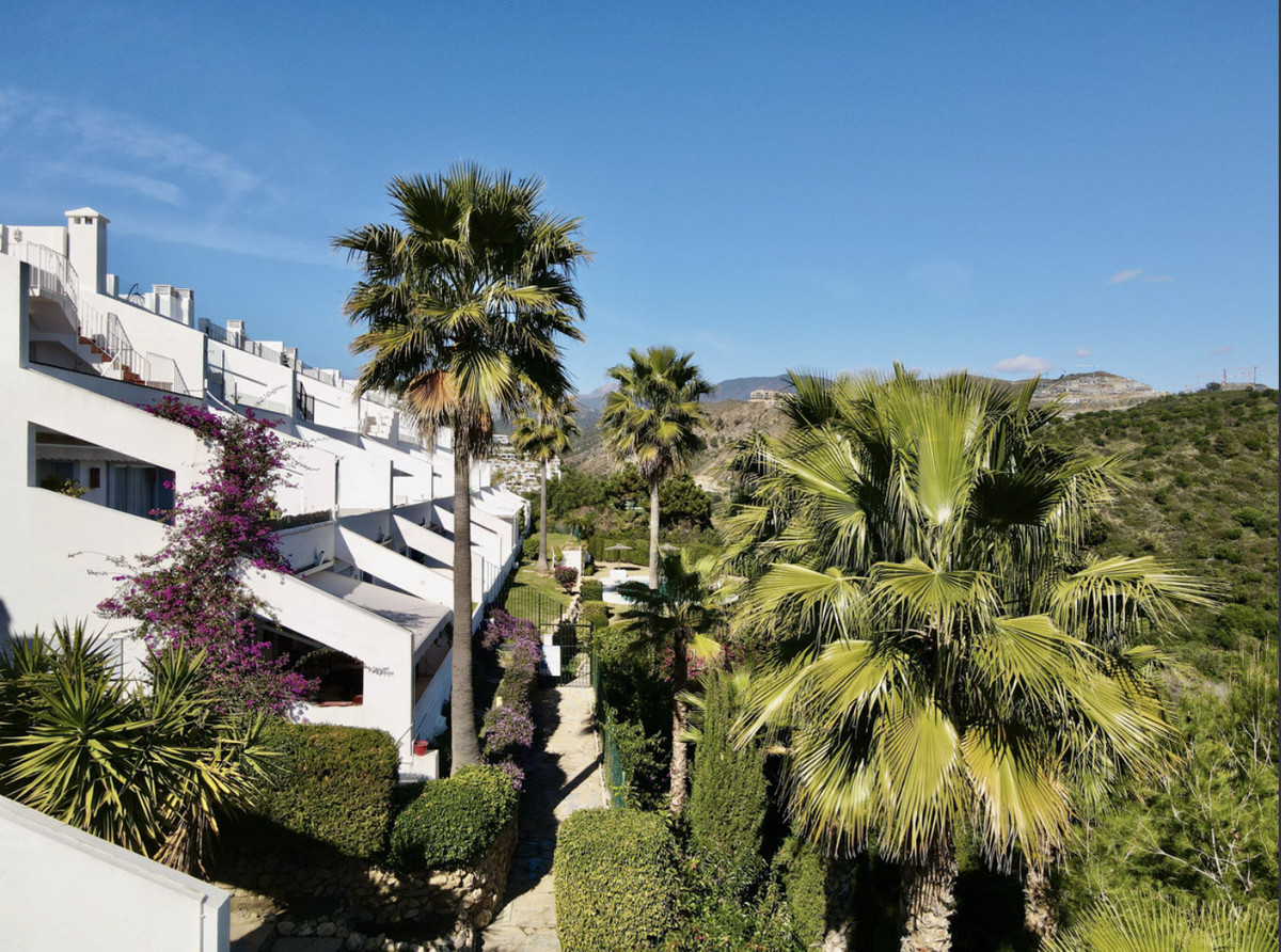 2 Bed Apartment for sale in La Quinta Costa Del Sol, Málaga, Spain