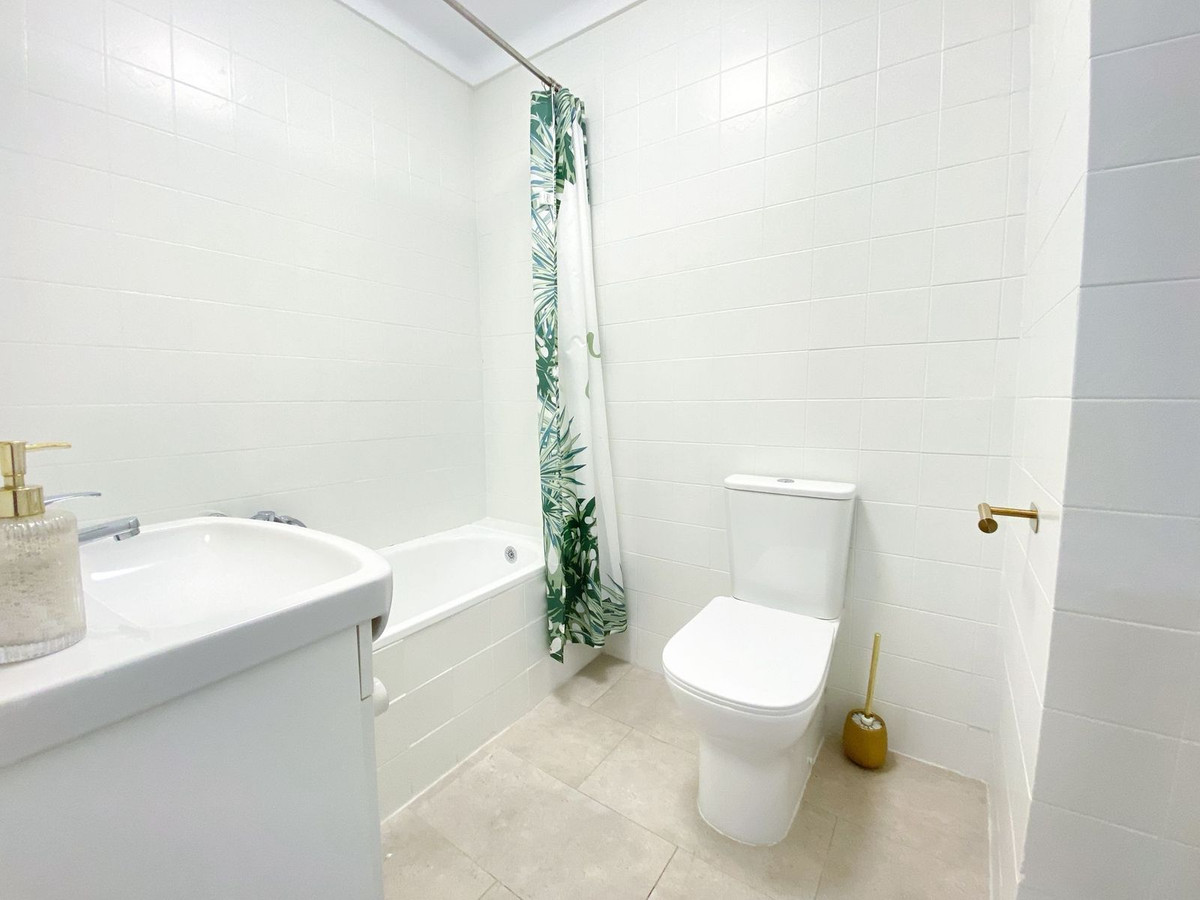 Se vende Apartamento Planta Media de 3 dormitorios en Costa Del Sol East, Málaga, España