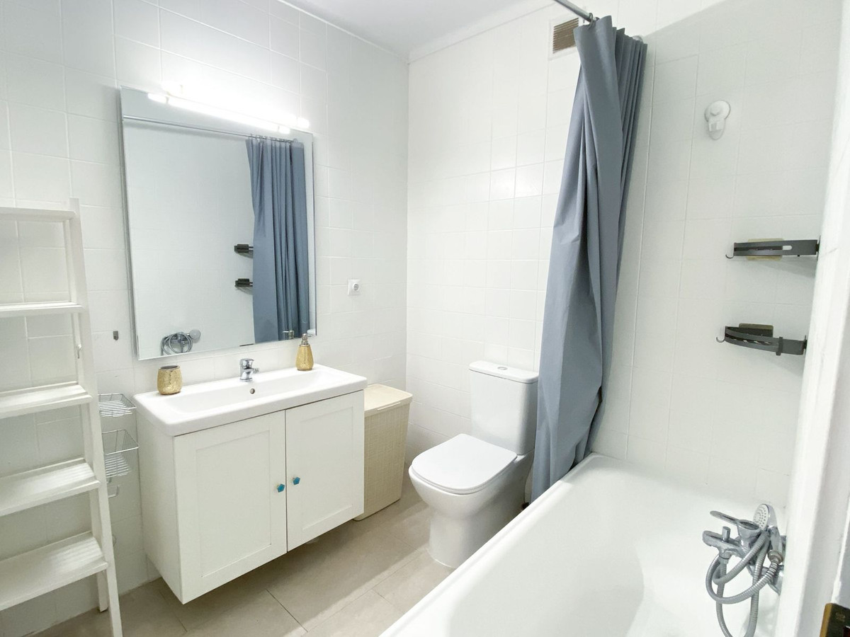 Se vende Apartamento Planta Media de 3 dormitorios en Costa Del Sol East, Málaga, España