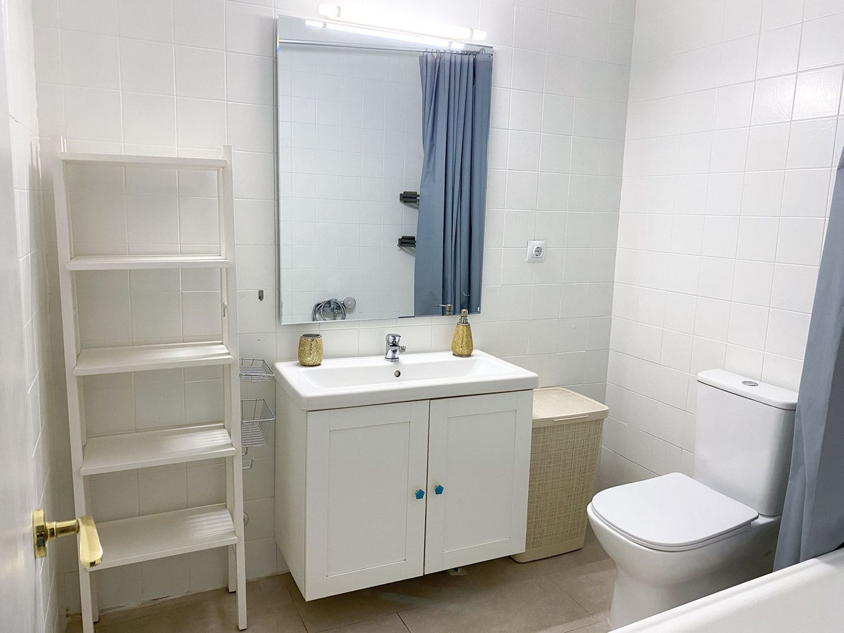 Se vende Apartamento Planta Media de 3 dormitorios en Costa Del Sol East, Málaga, España