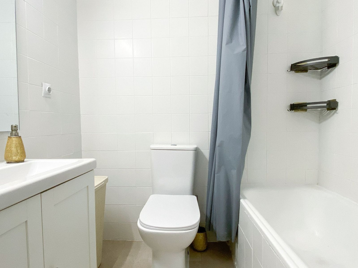 Se vende Apartamento Planta Media de 3 dormitorios en Costa Del Sol East, Málaga, España