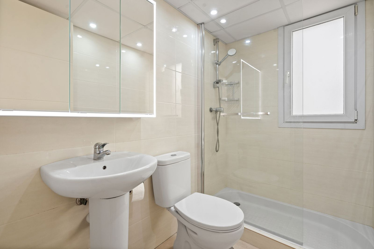 Se vende Apartamento Planta Media de 3 dormitorios en Costa Del Sol, Málaga, España