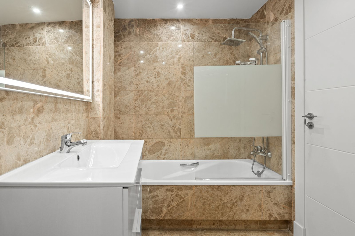 Se vende Apartamento Planta Media de 3 dormitorios en Costa Del Sol, Málaga, España