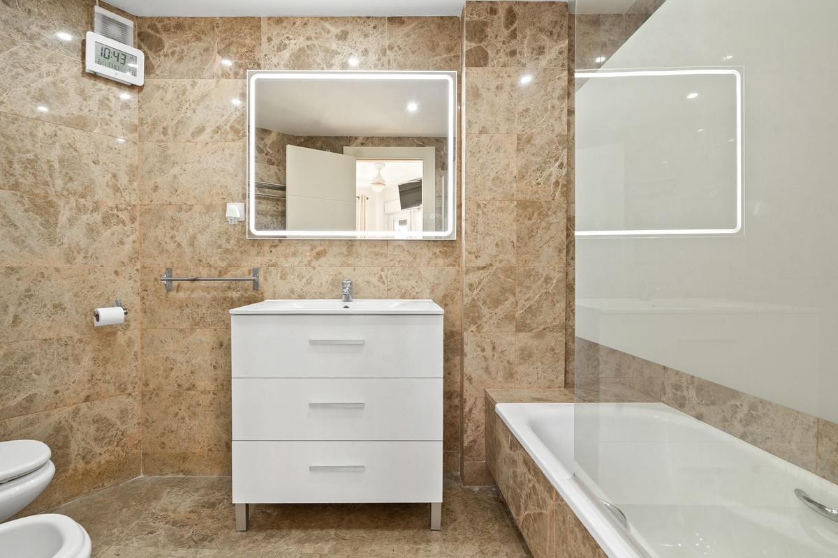 Se vende Apartamento Planta Media de 3 dormitorios en Costa Del Sol, Málaga, España