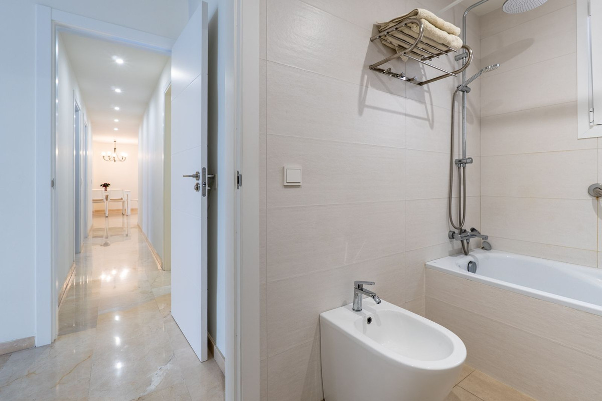 3 Bed Apartment for sale in Fuengirola Costa Del Sol, Málaga, Spain