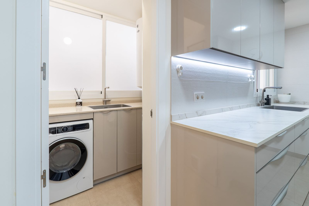 3 Bed Apartment for sale in Fuengirola Costa Del Sol, Málaga, Spain