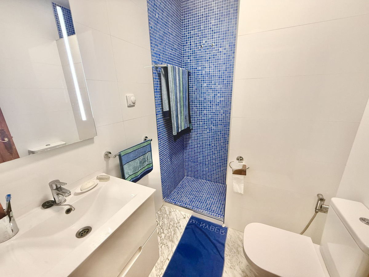 Se vende Apartamento en Planta Última de 2 dormitorios en Costa Del Sol East, Málaga, España