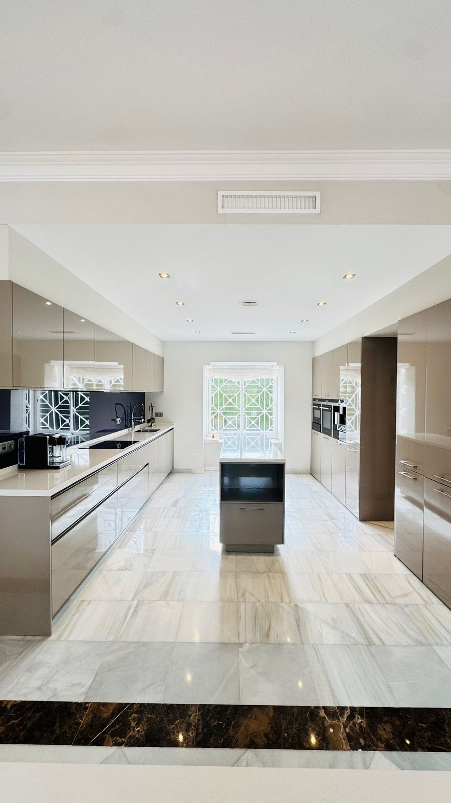 Se vende Villa - Chalet de 5 dormitorios en Costa Del Sol, Málaga, España