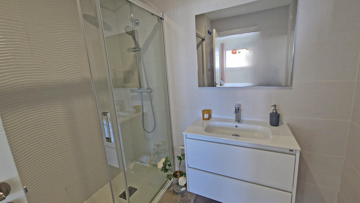 3 Bed Apartment for sale in Estepona Costa Del Sol, Málaga, Spain