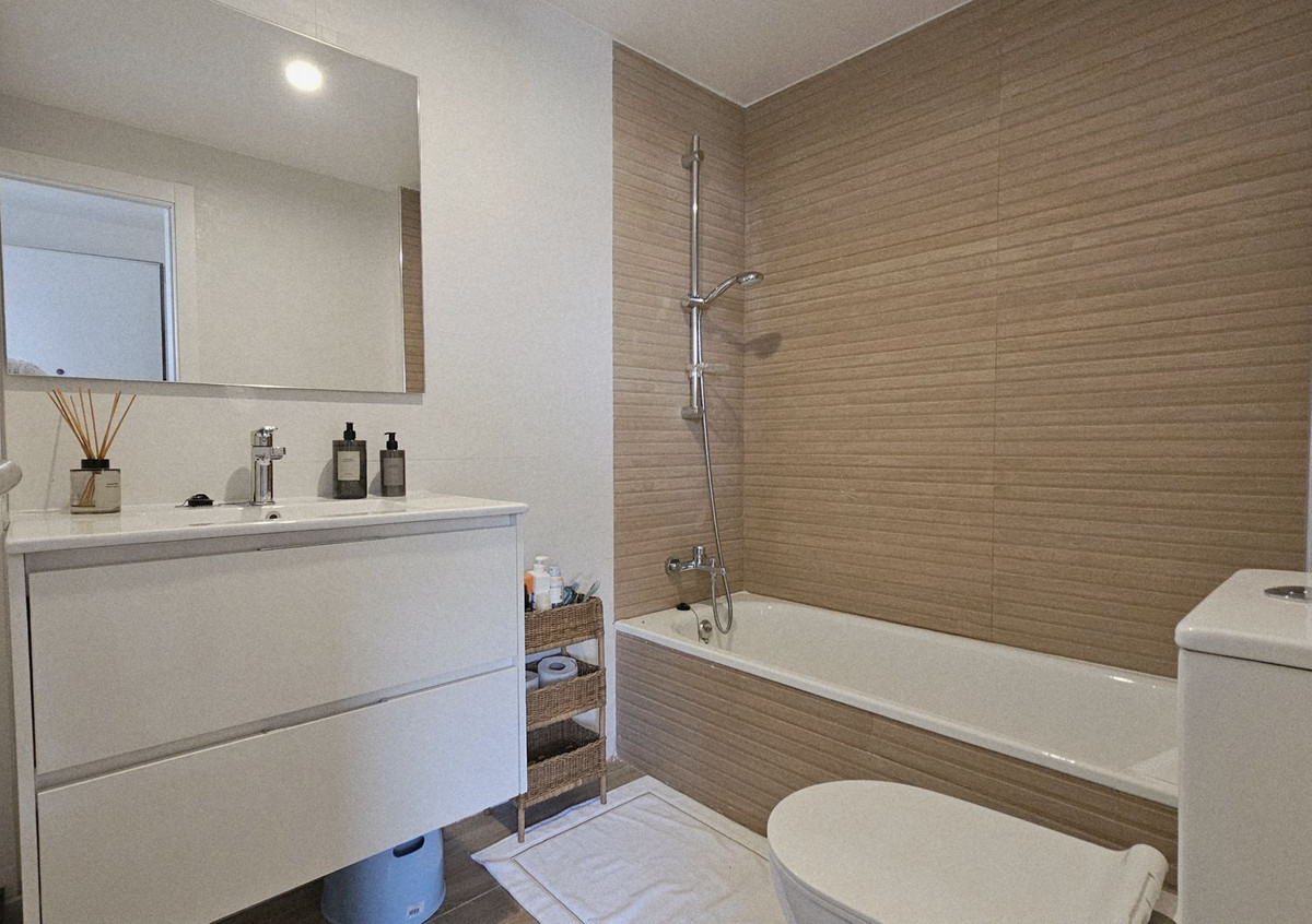 Se vende Apartamento Planta Media de 2 dormitorios en Costa Del Sol, Málaga, España