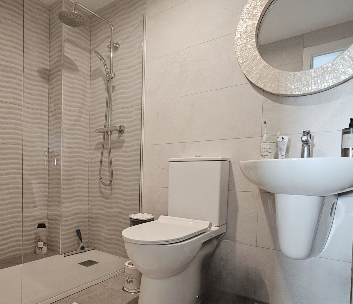 Se vende Apartamento Planta Media de 2 dormitorios en Costa Del Sol, Málaga, España