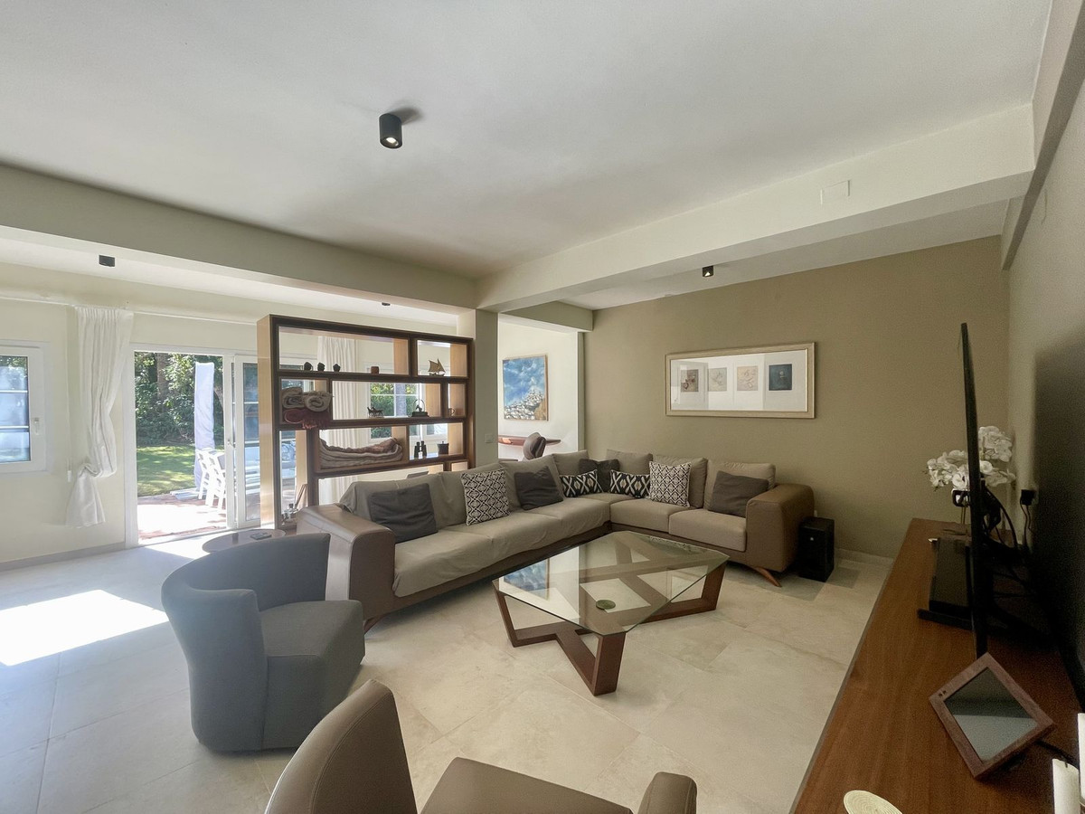 Se vende Villa - Chalet de 3 dormitorios en Costa Del Sol, Cadiz, España