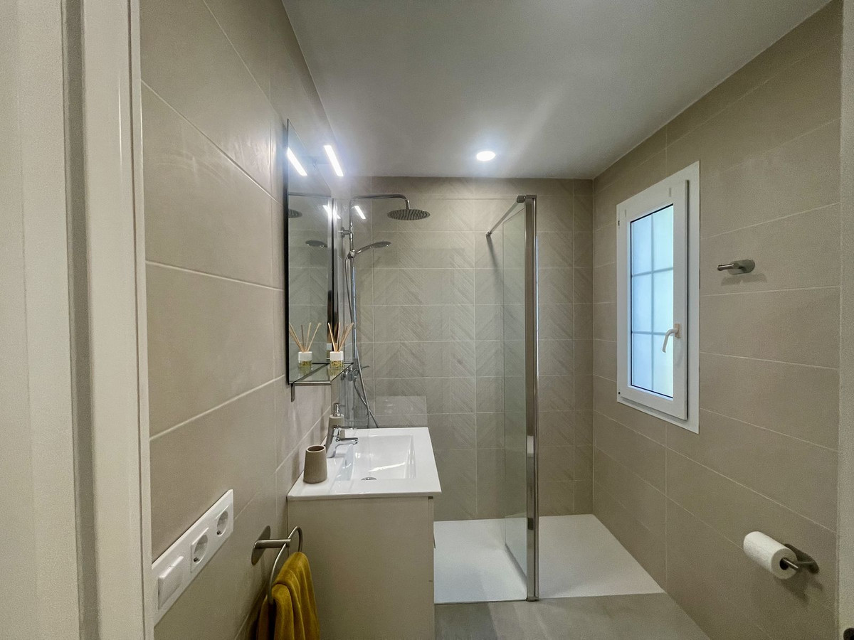 Se vende Villa - Chalet de 3 dormitorios en Costa Del Sol, Cadiz, España