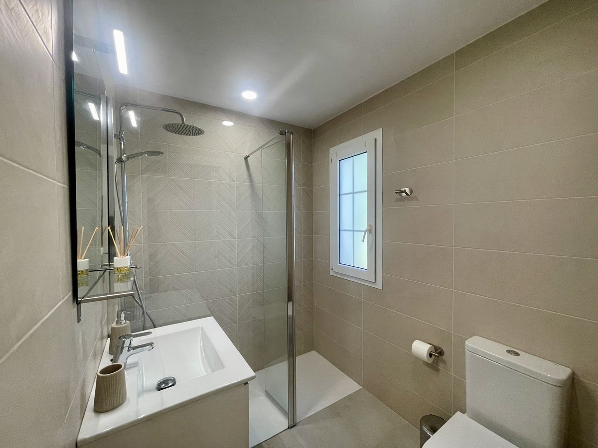 Se vende Villa - Chalet de 3 dormitorios en Costa Del Sol, Cadiz, España