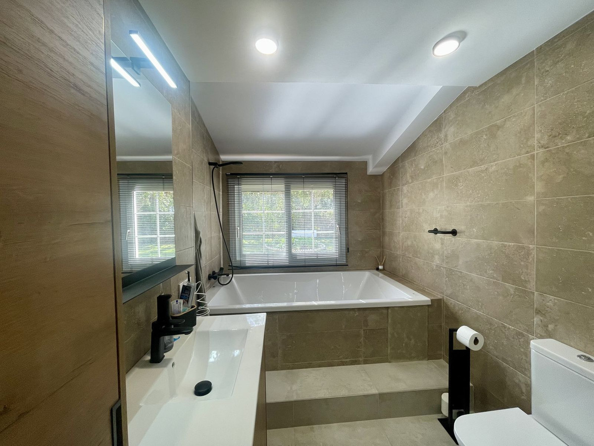 Se vende Villa - Chalet de 3 dormitorios en Costa Del Sol, Cadiz, España