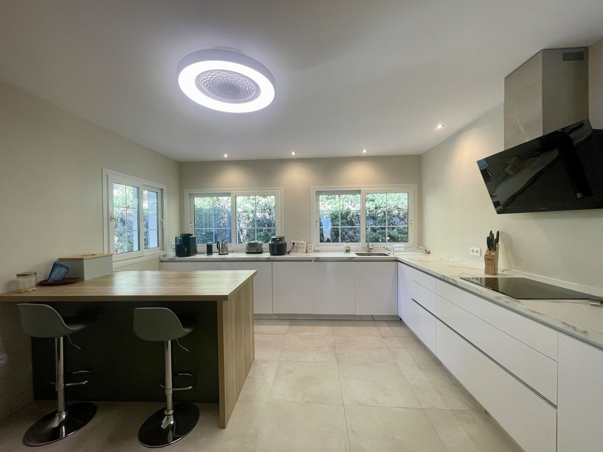 Se vende Villa - Chalet de 3 dormitorios en Costa Del Sol, Cadiz, España