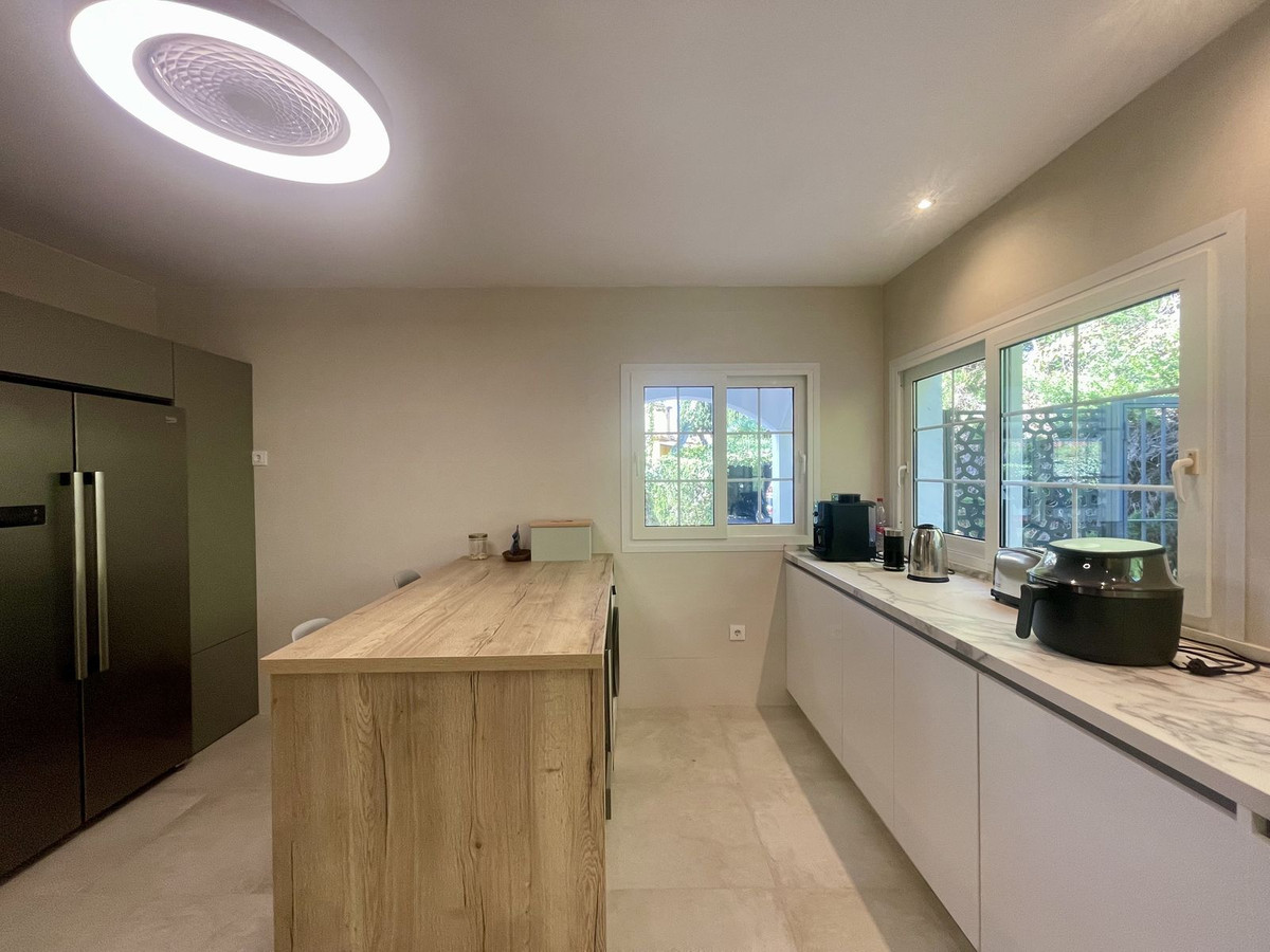 Se vende Villa - Chalet de 3 dormitorios en Costa Del Sol, Cadiz, España