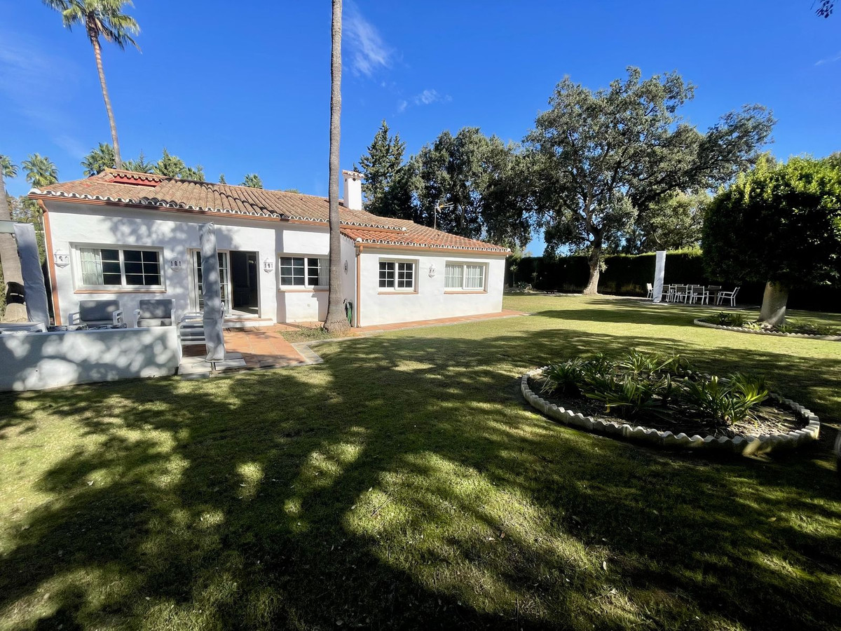 Se vende Villa - Chalet de 3 dormitorios en Costa Del Sol, Cadiz, España