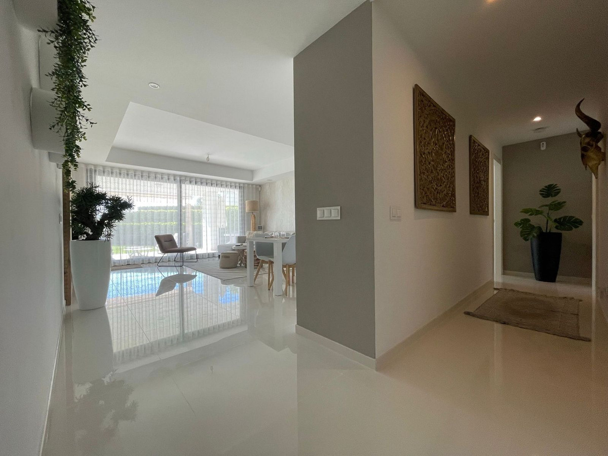 2 Bed Apartment for sale in Atalaya Costa Del Sol, Málaga, Spain
