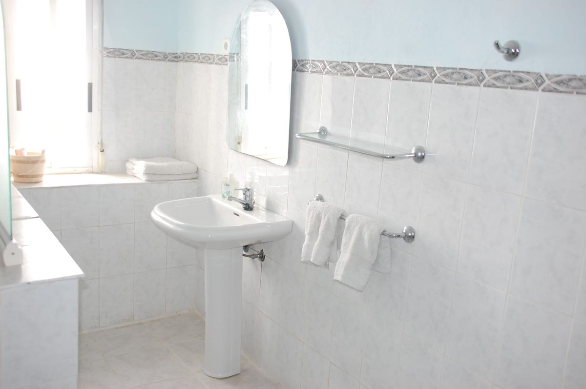 Se vende Villa - Chalet de 4 dormitorios en Costa Del Sol, Málaga, España