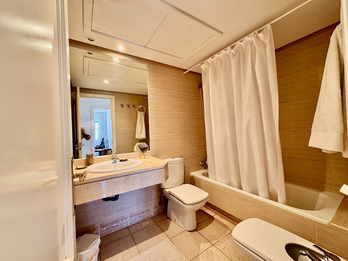 Se vende Apartamento Planta Media de 2 dormitorios en Costa Del Sol, Málaga, España