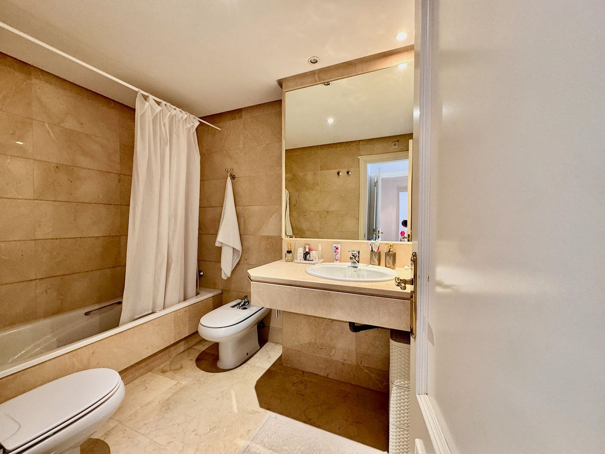 Se vende Apartamento Planta Media de 2 dormitorios en Costa Del Sol, Málaga, España