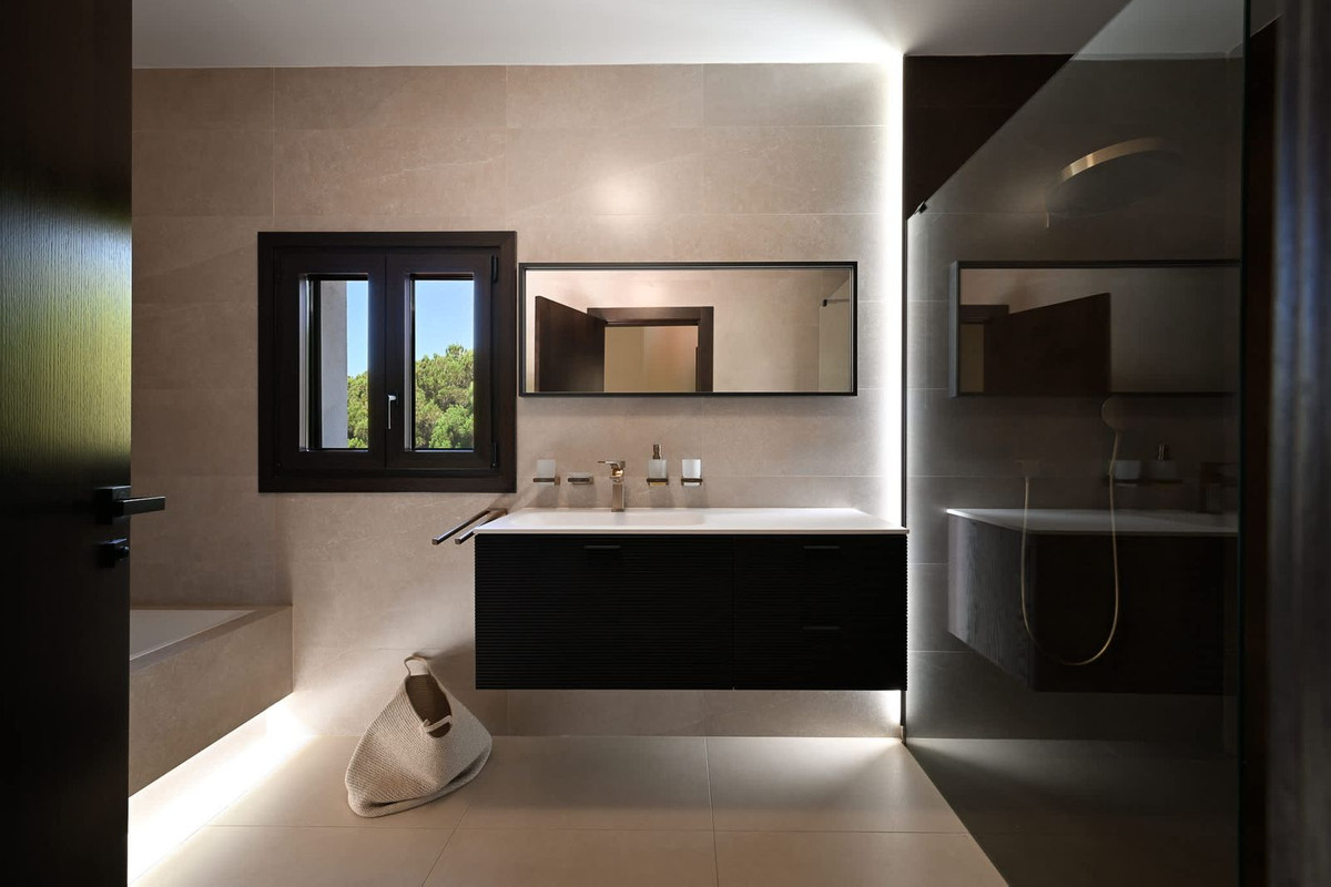 Se vende Villa - Chalet de 6 dormitorios en Costa Del Sol, Málaga, España