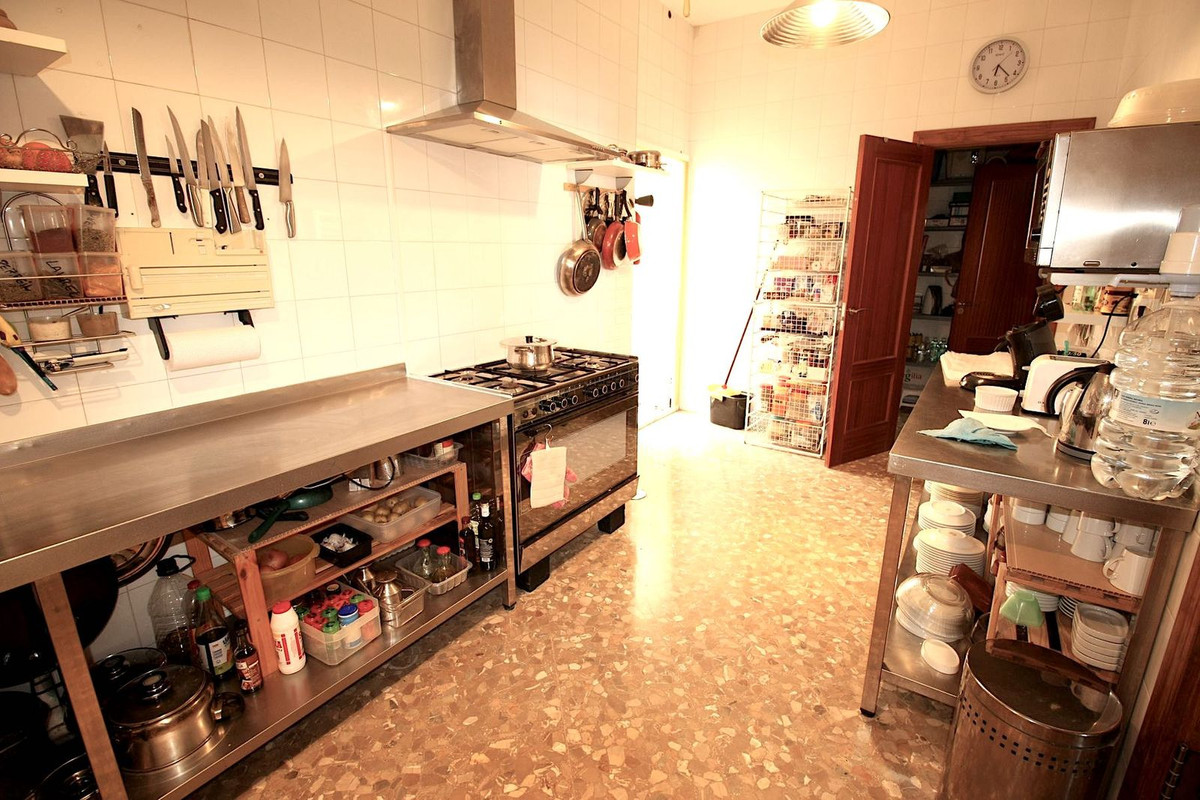 Se vende Hostal de 22 dormitorios en Costa Del Sol, Cadiz, España