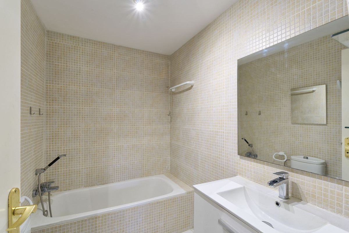 Se vende Apartamento Planta Media de 3 dormitorios en Costa Del Sol, Málaga, España