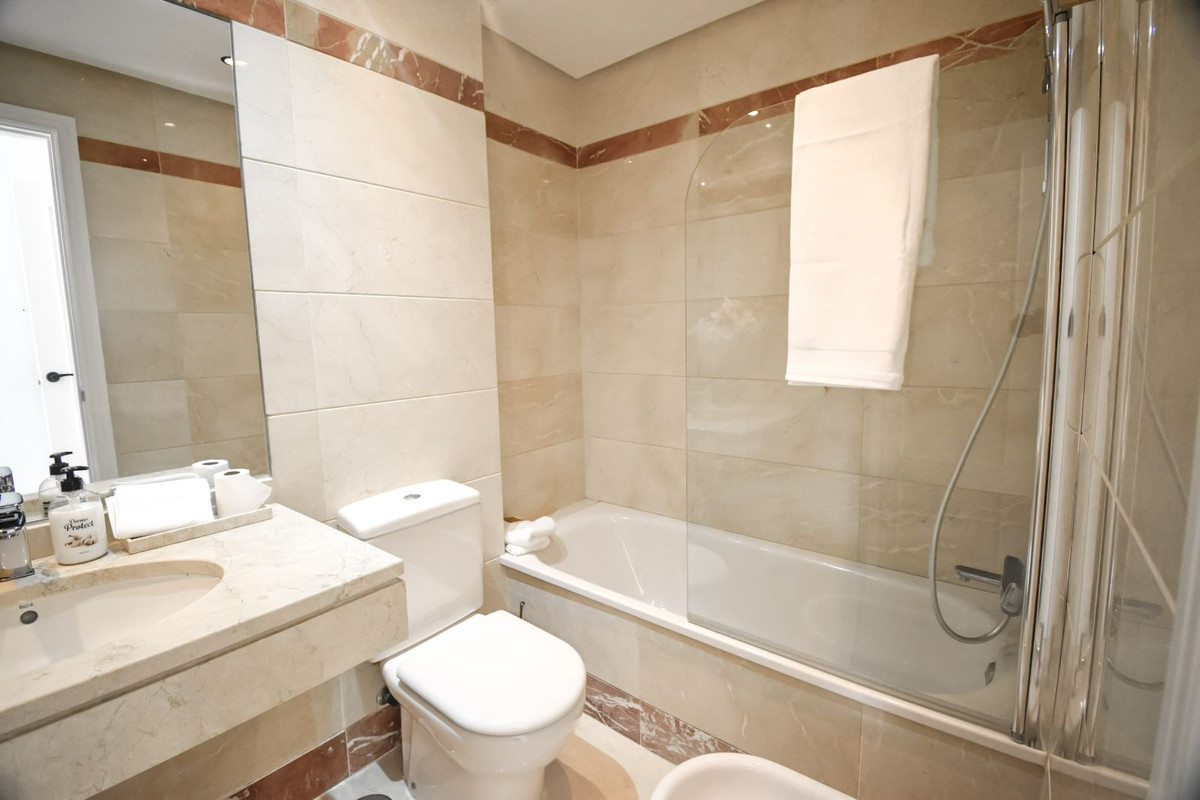 Se vende Apartamento Planta Media de 2 dormitorios en Costa Del Sol, Málaga, España