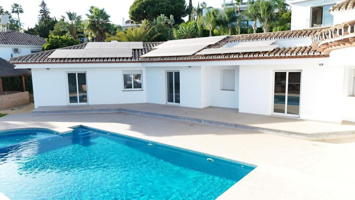Se vende Villa - Chalet de 4 dormitorios en Costa Del Sol, Málaga, España