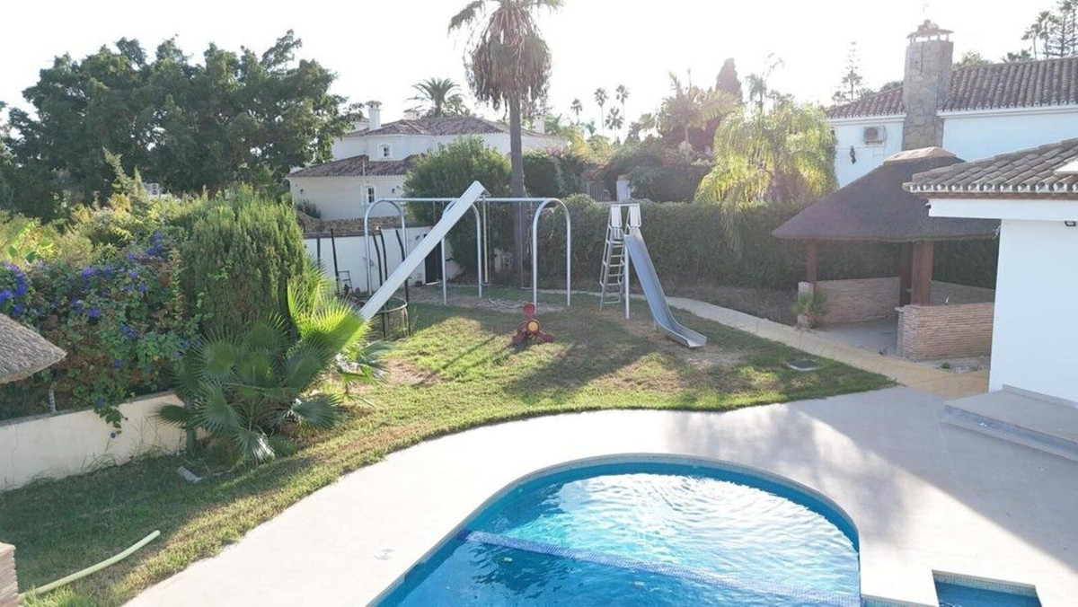 Se vende Villa - Chalet de 4 dormitorios en Costa Del Sol, Málaga, España