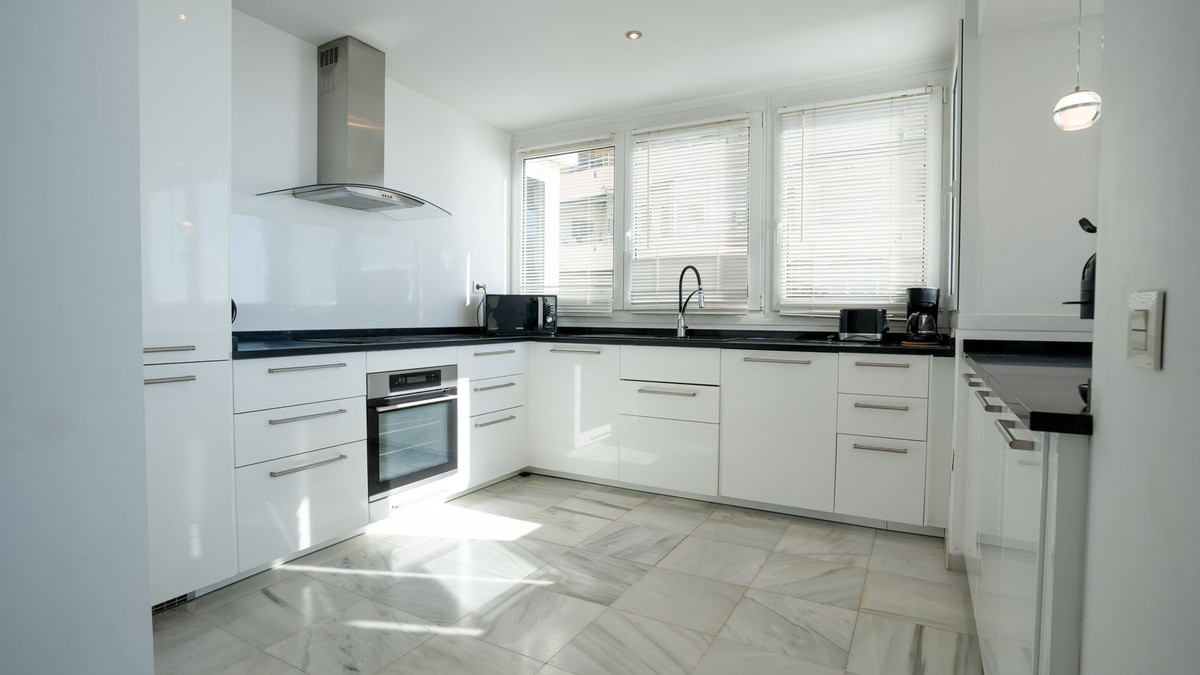 3 Bed Apartment for sale in Marbella Costa Del Sol, Málaga, Spain