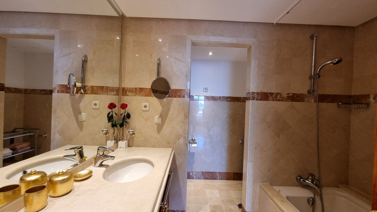 2 Bed Apartment for sale in Estepona Costa Del Sol, Málaga, Spain