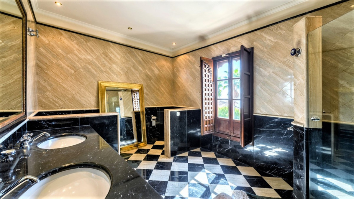 Se vende Villa - Chalet de 6 dormitorios en Costa Del Sol, Málaga, España