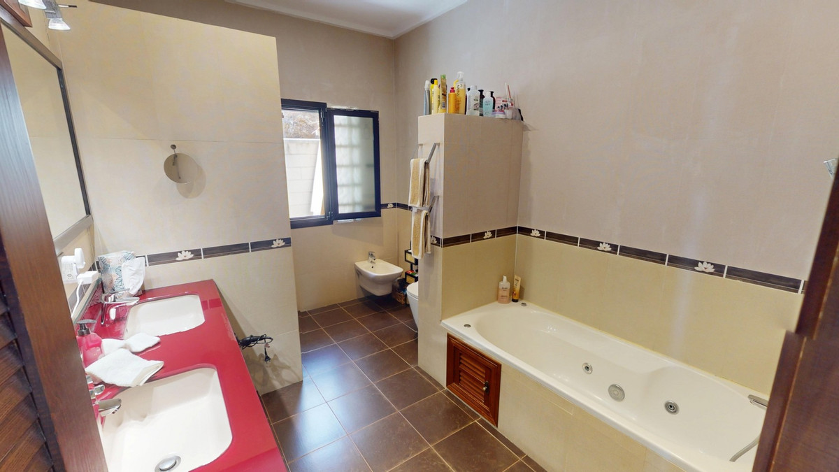 Se vende Villa - Chalet de 4 dormitorios en Costa Del Sol East, Málaga, España