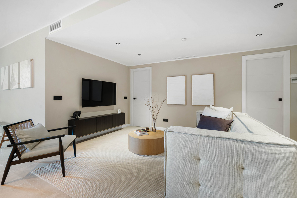 4 Bed Apartment for sale in Nueva Andalucía Costa Del Sol, Málaga, Spain